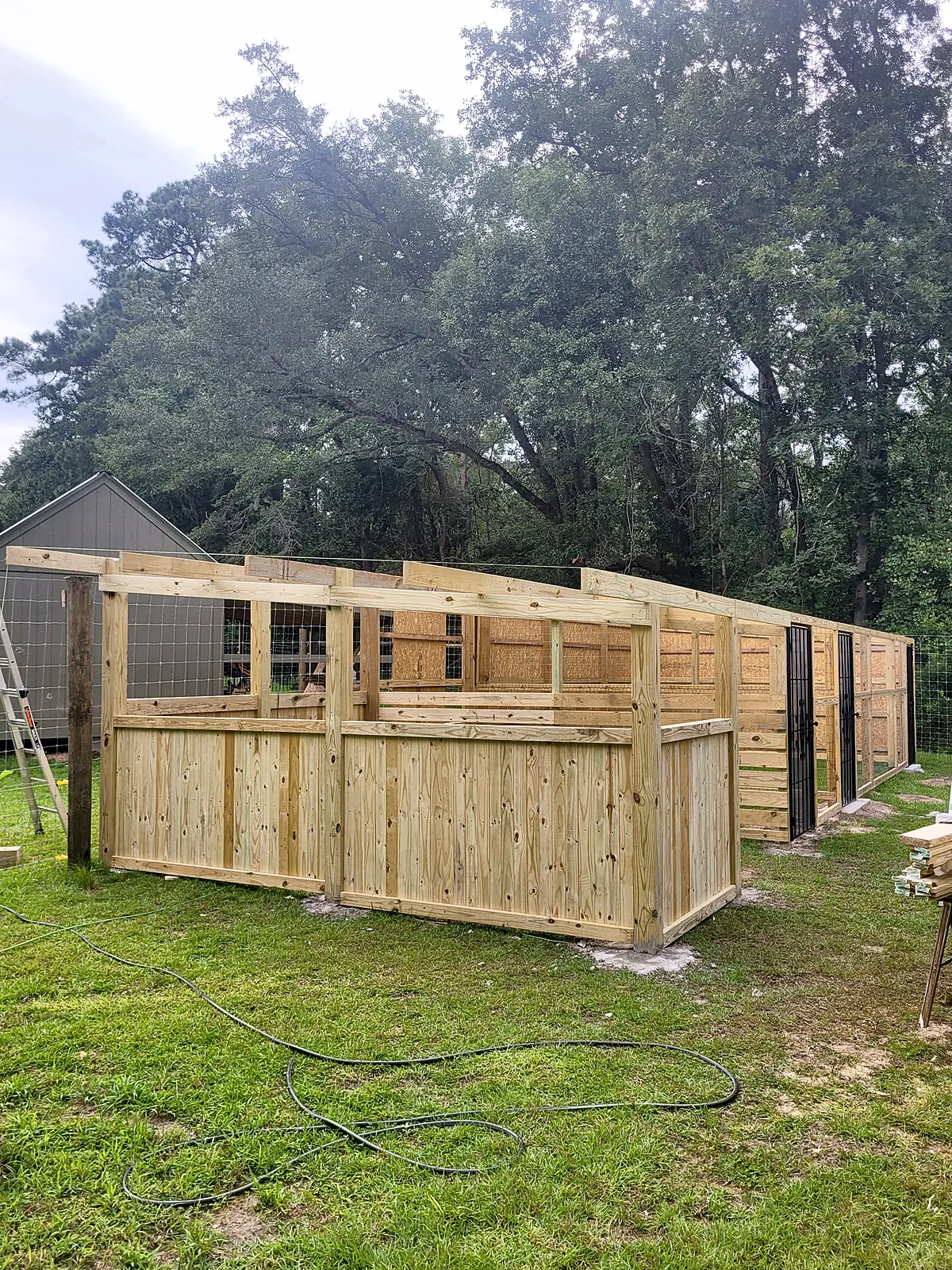 Board-sided coop with covered run
